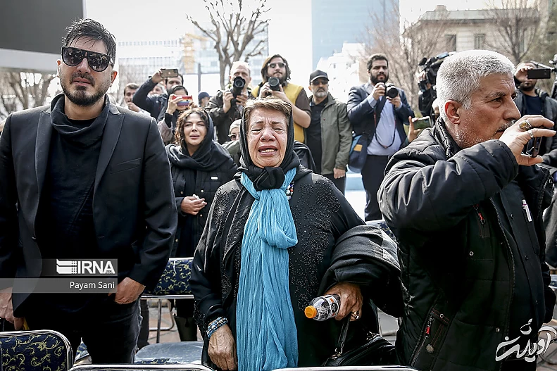 تصاویری از حضور بازیگران در مراسم تشییع پیکر شهرام عبدلی/ از اندوه آناهیتا همتی تا گریههای ناهید مسلمی تصاویری از حضور بازیگران در مراسم تشییع پیکر شهرام عبدلی/ از اندوه آناهیتا همتی تا گریههای ناهید مسلمی